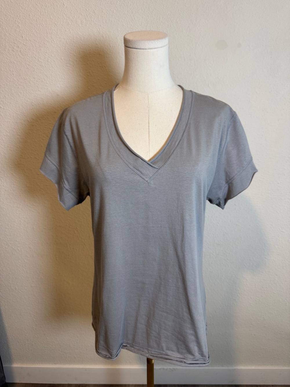 NWT Neon Buddha Essential V-Neck Tee Gray size Large